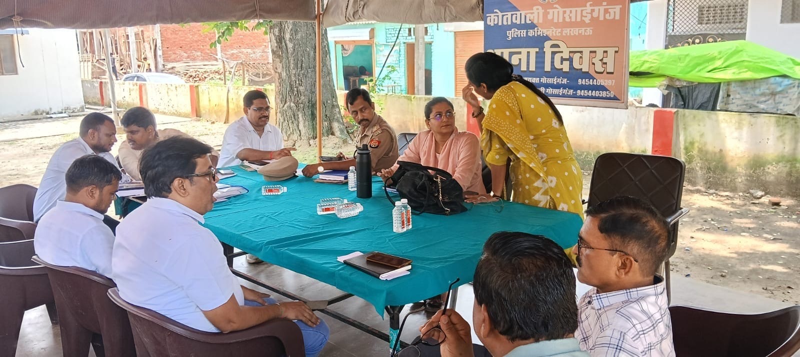 थानों में आयोजित समाधान दिवस में फरियाद सुनते अधिकारी। थानों में आयोजित समाधान दिवस में फरियाद सुनते अधिकारी।