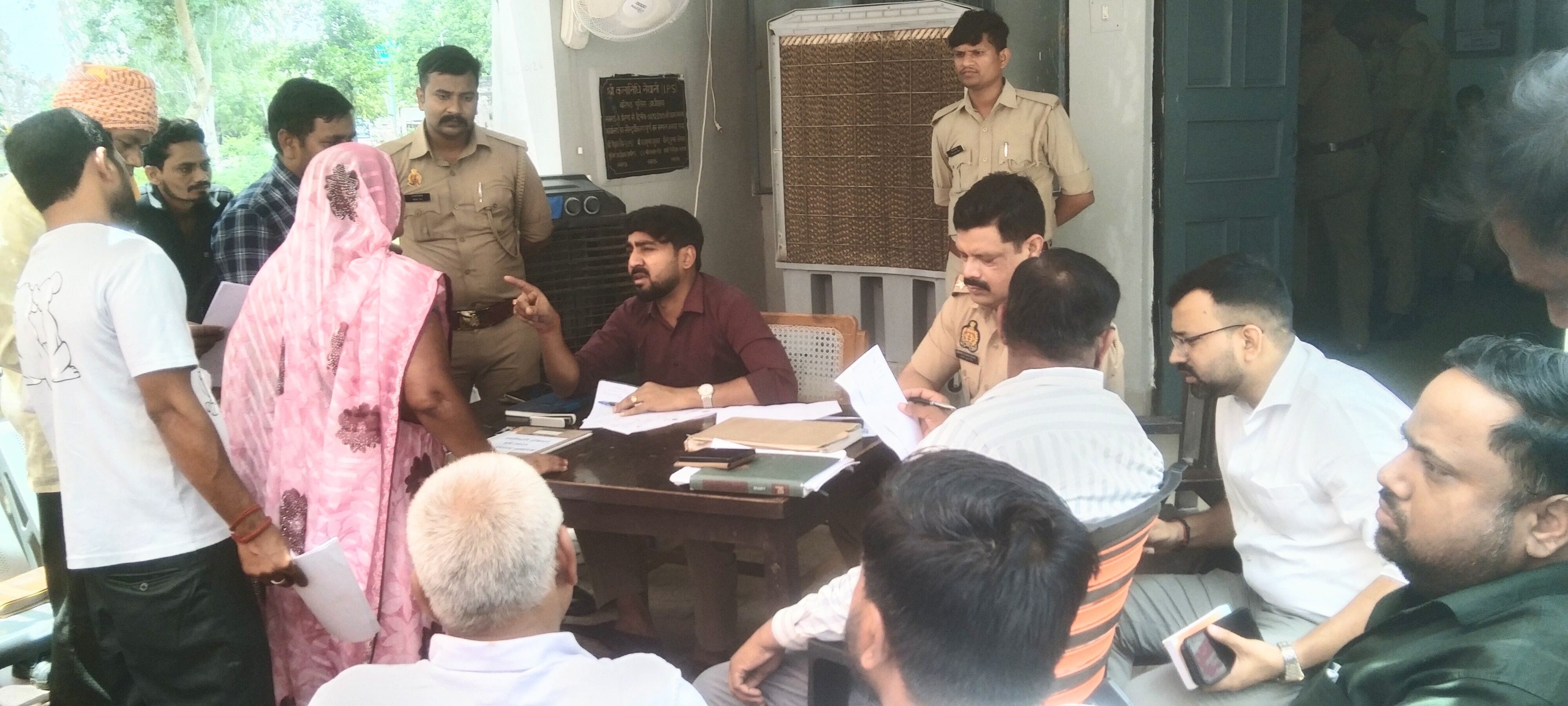 थानों में आयोजित समाधान दिवस में फरियाद सुनते अधिकारी। थानों में आयोजित समाधान दिवस में फरियाद सुनते अधिकारी।