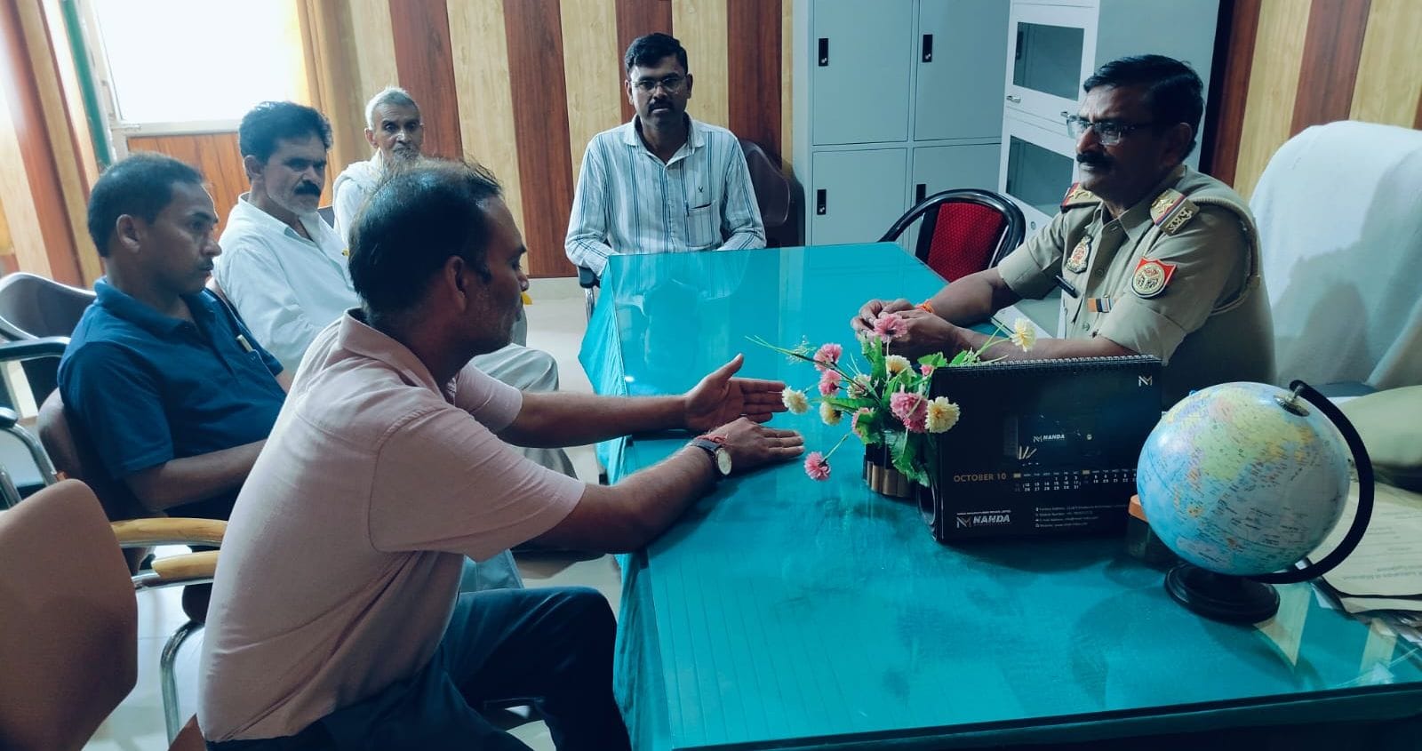 थानों में आयोजित समाधान दिवस में फरियाद सुनते अधिकारी। थानों में आयोजित समाधान दिवस में फरियाद सुनते अधिकारी।