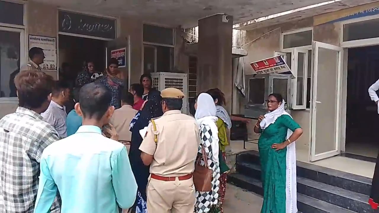 थाने में भिड़े किन्नरों के दो गुट, जमकर चले लात-घूंसे