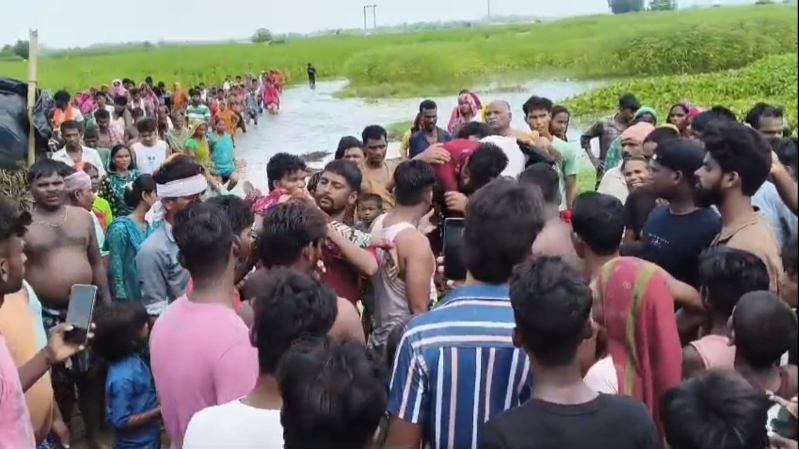 दोनों सहेलियों के डूबने के बाद निकालने के लिए जुटी लोगों की भीड़ दोनों सहेलियों के डूबने के बाद निकालने के लिए जुटी लोगों की भीड़