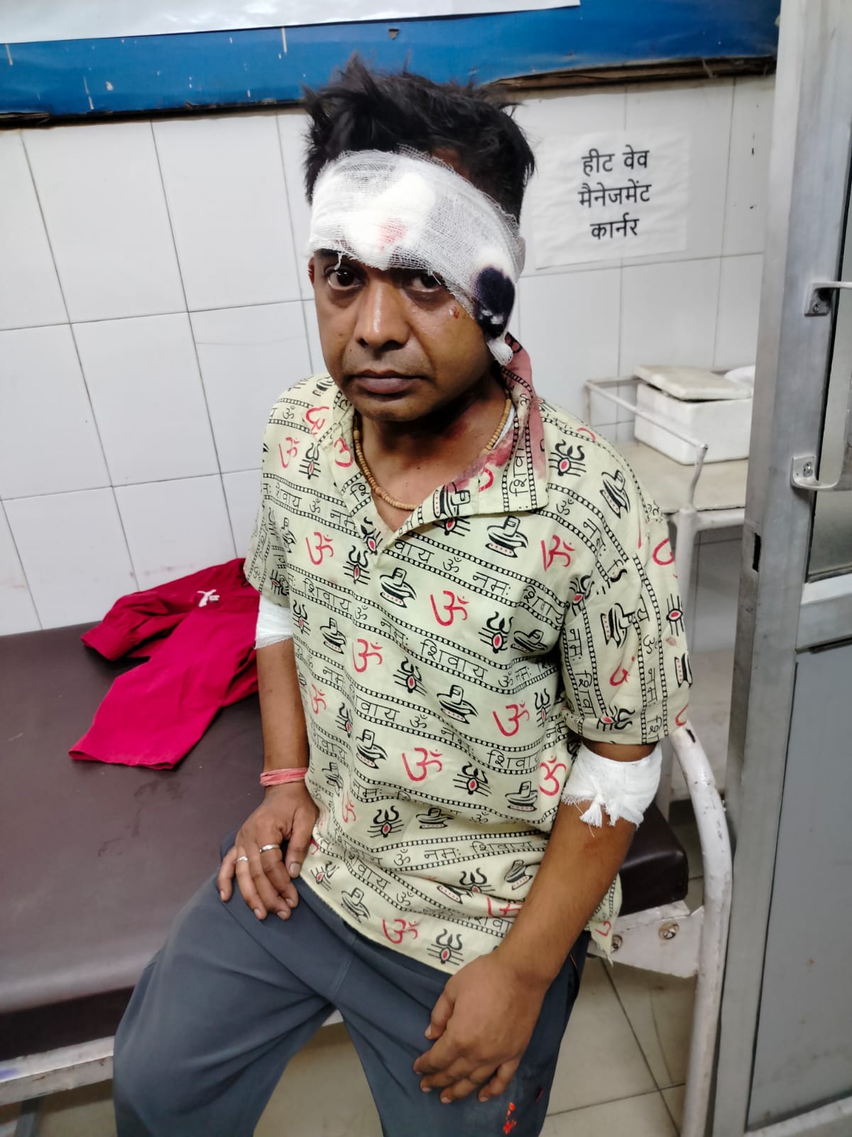 दौराला - हाईवे पर हादसे में घायल कांवड़ियां। स्रोत: संवाद दौराला - हाईवे पर हादसे में घायल कांवड़ियां। स्रोत: संवाद