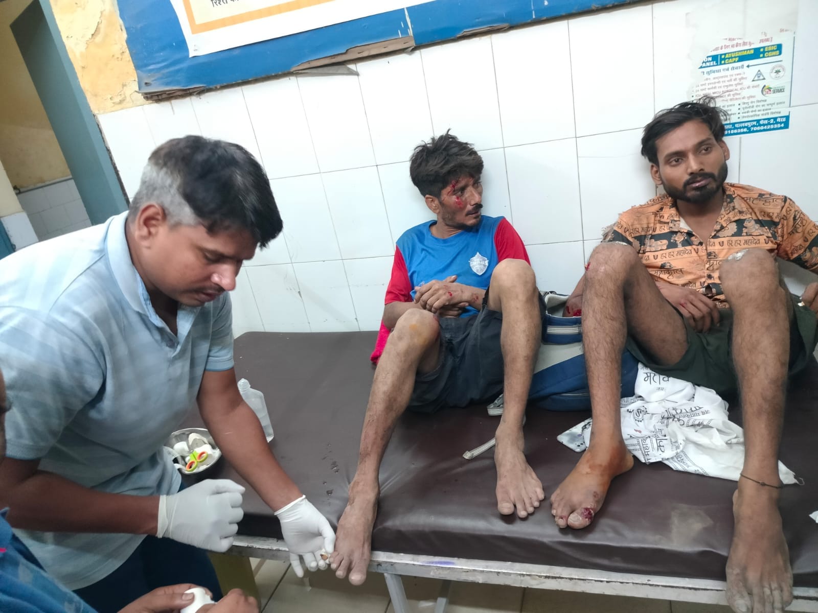 दौराला - हाईवे पर हादसे में घायल कांवड़ियां। स्रोत: संवाद दौराला - हाईवे पर हादसे में घायल कांवड़ियां। स्रोत: संवाद