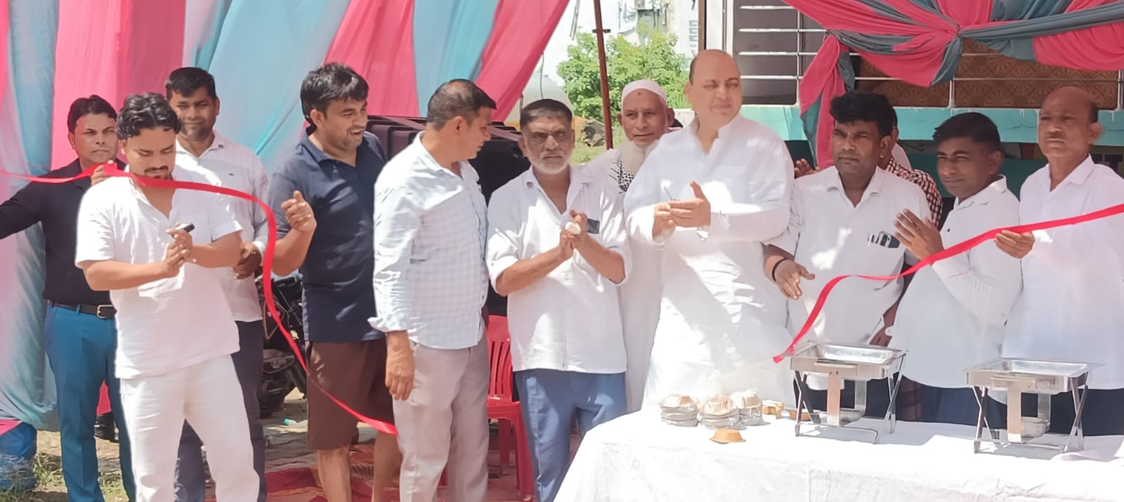 दौराला - हाईवे से गुजरती झांकी वाली कांवड़ और डीजे। जिसके चलते जाम लग गया। स्रोत : संवाद दौराला - हाईवे से गुजरती झांकी वाली कांवड़ और डीजे। जिसके चलते जाम लग गया। स्रोत : संवाद
