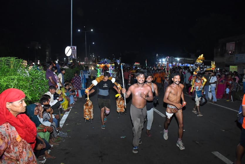 दौराला - हाईवे से गुजरती झांकी वाली कांवड़ और डीजे। जिसके चलते जाम लग गया। स्रोत : संवाद दौराला - हाईवे से गुजरती झांकी वाली कांवड़ और डीजे। जिसके चलते जाम लग गया। स्रोत : संवाद