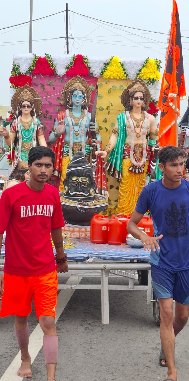 दौराला - हाईवे से गुजरती झांकी वाली कांवड़ और डीजे। जिसके चलते जाम लग गया। स्रोत : संवाद दौराला - हाईवे से गुजरती झांकी वाली कांवड़ और डीजे। जिसके चलते जाम लग गया। स्रोत : संवाद