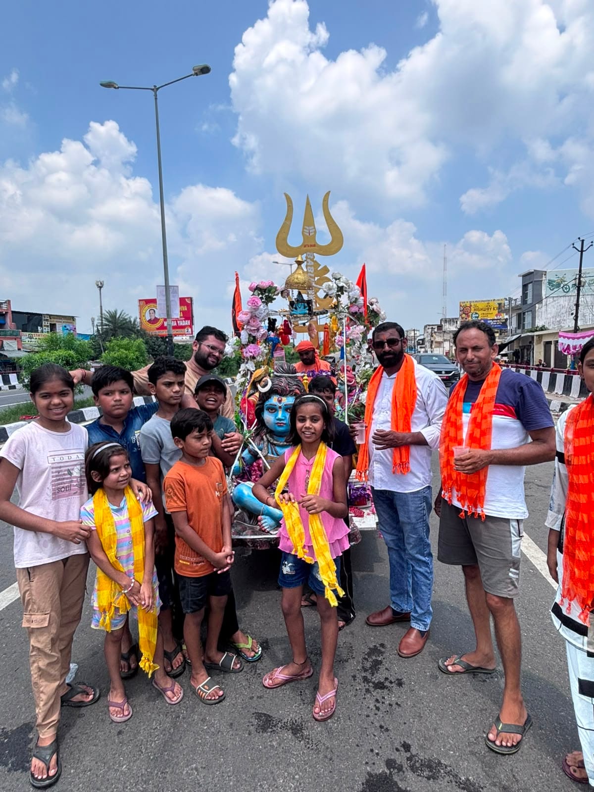 दौराला - हाईवे से गुजरती झांकी वाली कांवड़ और डीजे। जिसके चलते जाम लग गया। स्रोत : संवाद दौराला - हाईवे से गुजरती झांकी वाली कांवड़ और डीजे। जिसके चलते जाम लग गया। स्रोत : संवाद