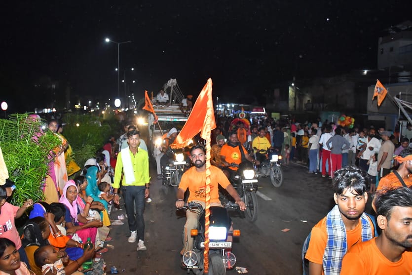 दौराला - हाईवे से गुजरती झांकी वाली कांवड़ और डीजे। जिसके चलते जाम लग गया। स्रोत : संवाद दौराला - हाईवे से गुजरती झांकी वाली कांवड़ और डीजे। जिसके चलते जाम लग गया। स्रोत : संवाद