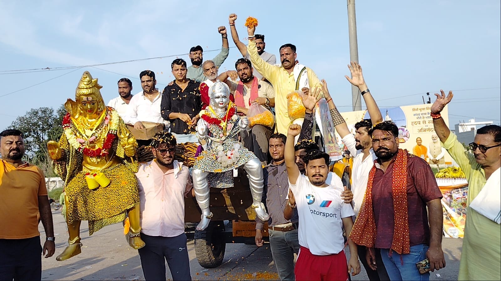 दौराला - हाईवे से गुजरती झांकी वाली कांवड़ और डीजे। जिसके चलते जाम लग गया। स्रोत : संवाद दौराला - हाईवे से गुजरती झांकी वाली कांवड़ और डीजे। जिसके चलते जाम लग गया। स्रोत : संवाद