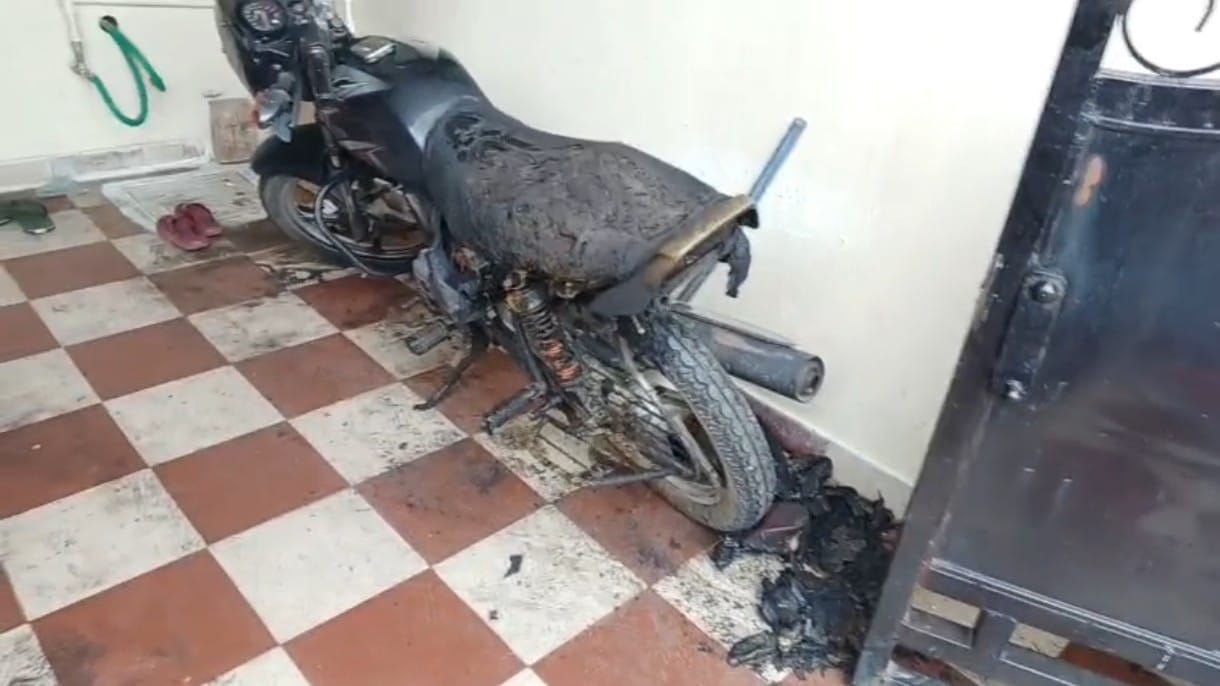 धमकी भरा पत्र और जली हुई बाइक धमकी भरा पत्र और जली हुई बाइक