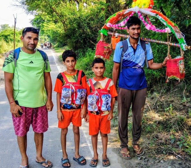 उज्ज्वल भविष्य का संकल्प लेकर हरिद्वार से जल लेकर आते नन्हे भाई शिवम और आर्यन। (मवाना) उज्ज्वल भविष्य का संकल्प लेकर हरिद्वार से जल लेकर आते नन्हे भाई शिवम और आर्यन। (मवाना)