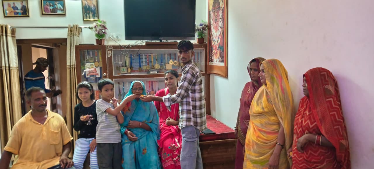 विश्व रजत जीतने के बाद प्रसन्न मुद्रा में आशीष।- सोशल मीडिया। विश्व रजत जीतने के बाद प्रसन्न मुद्रा में आशीष।- सोशल मीडिया।