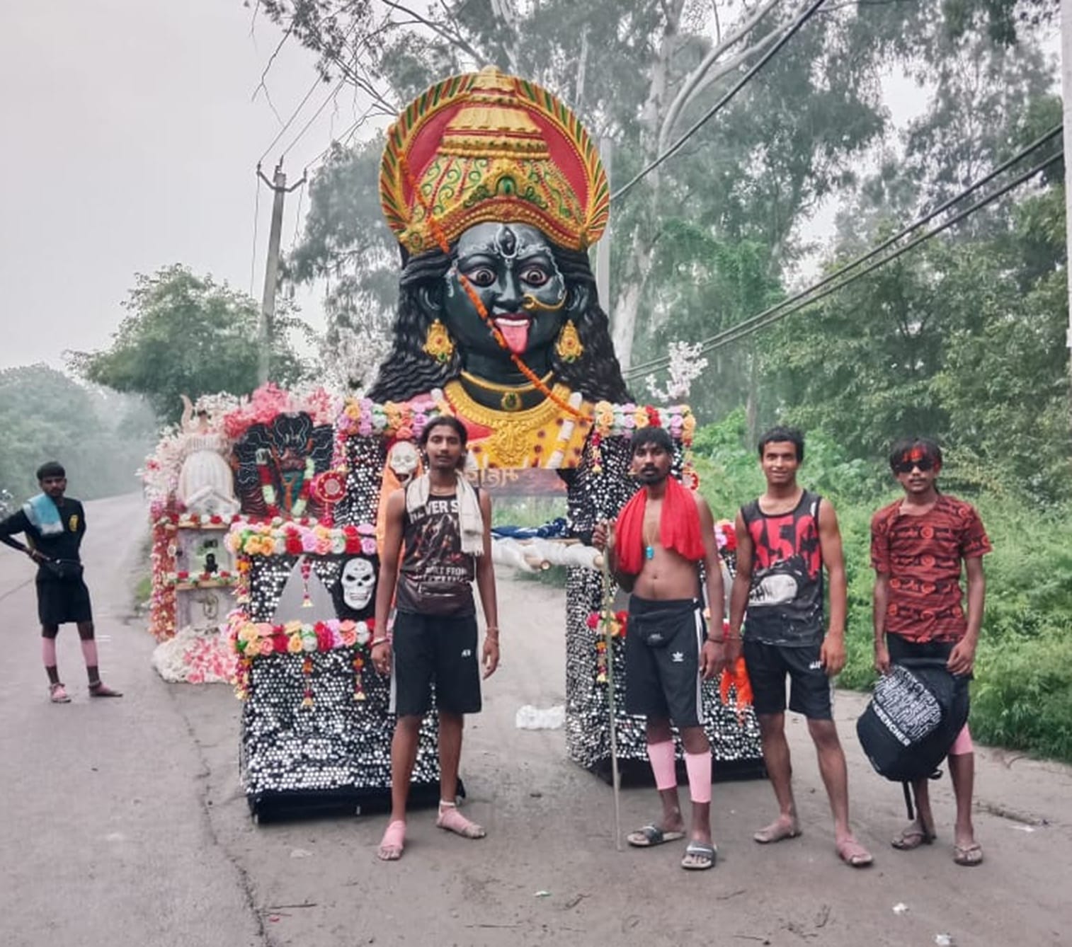 अंबाला के गांव भरेड़ी खुर्द के विशाल की कांवड़ में अयोध्या के रामलला की प्रतिमा का स्वरूप सजाया