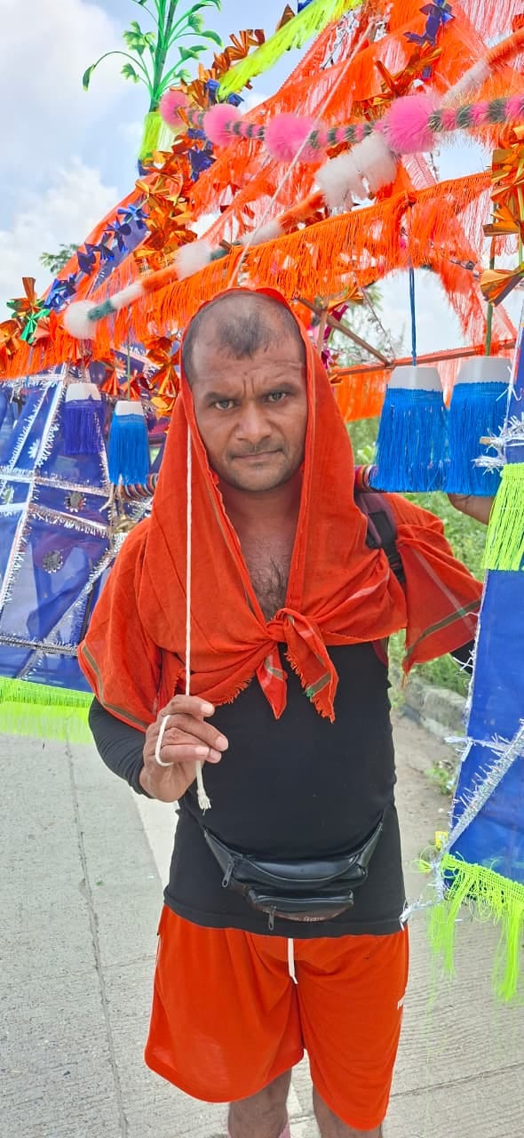 अंबाला के गांव भरेड़ी खुर्द के विशाल की कांवड़ में अयोध्या के रामलला की प्रतिमा का स्वरूप सजाया