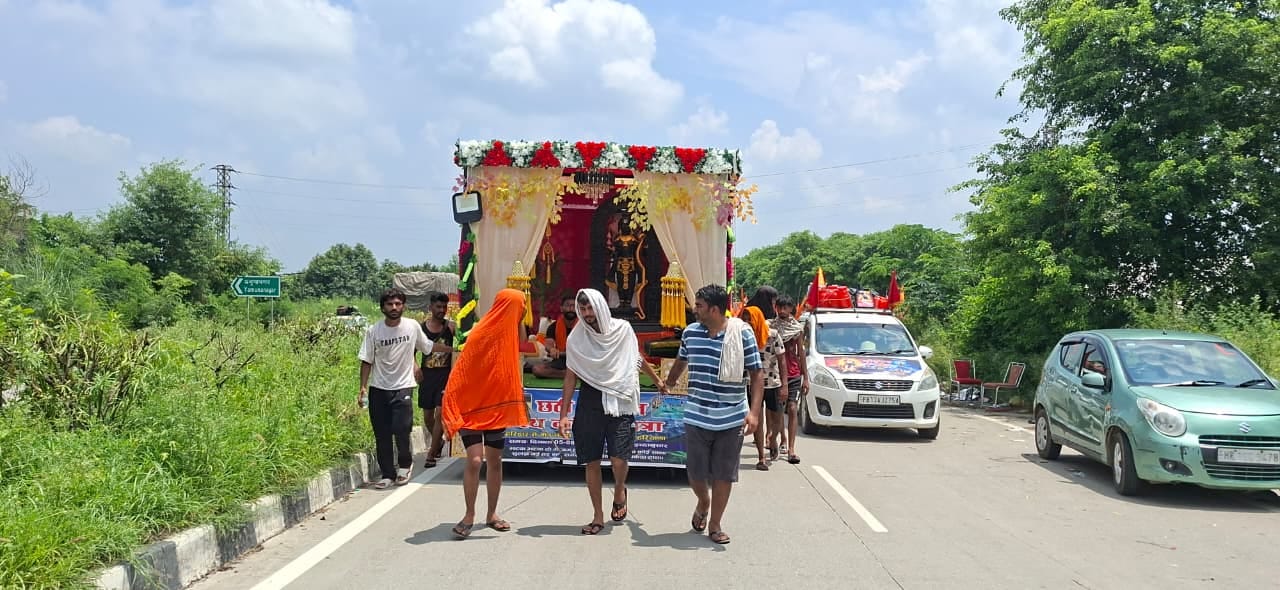 अंबाला के गांव भरेड़ी खुर्द के विशाल की कांवड़ में अयोध्या के रामलला की प्रतिमा का स्वरूप सजाया