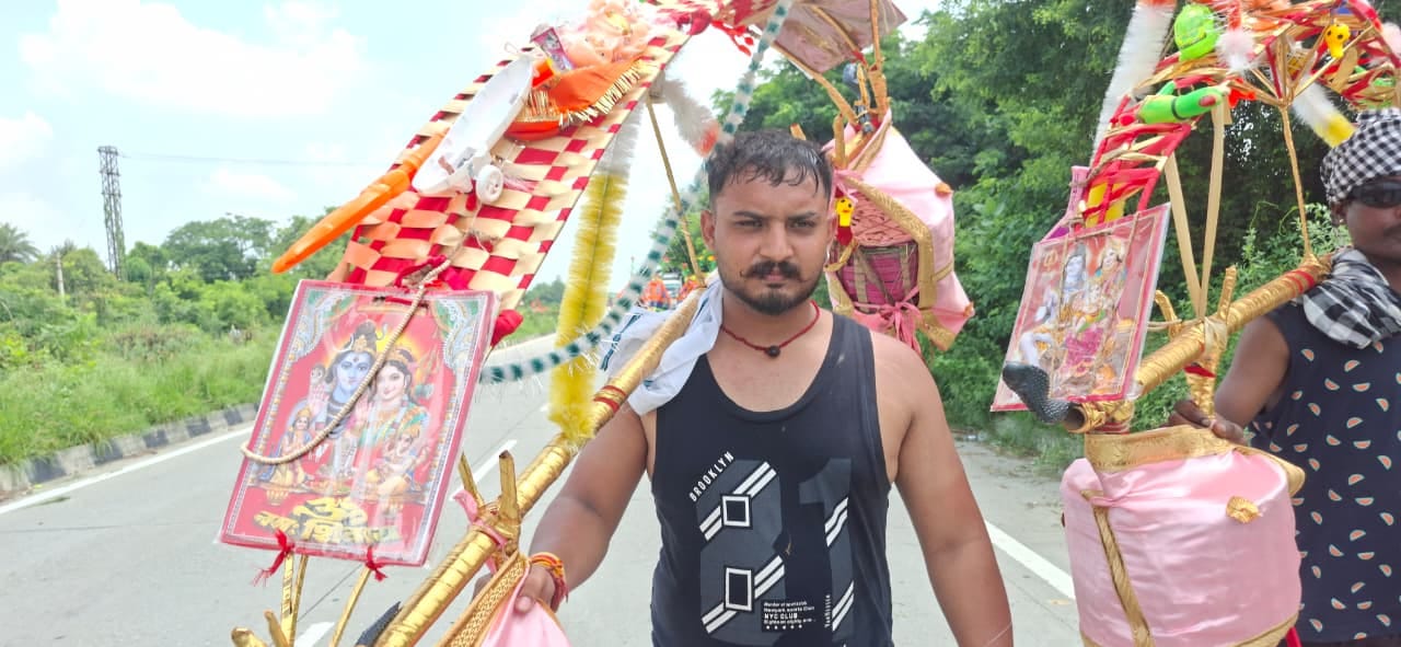 अंबाला के गांव भरेड़ी खुर्द के विशाल की कांवड़ में अयोध्या के रामलला की प्रतिमा का स्वरूप सजाया