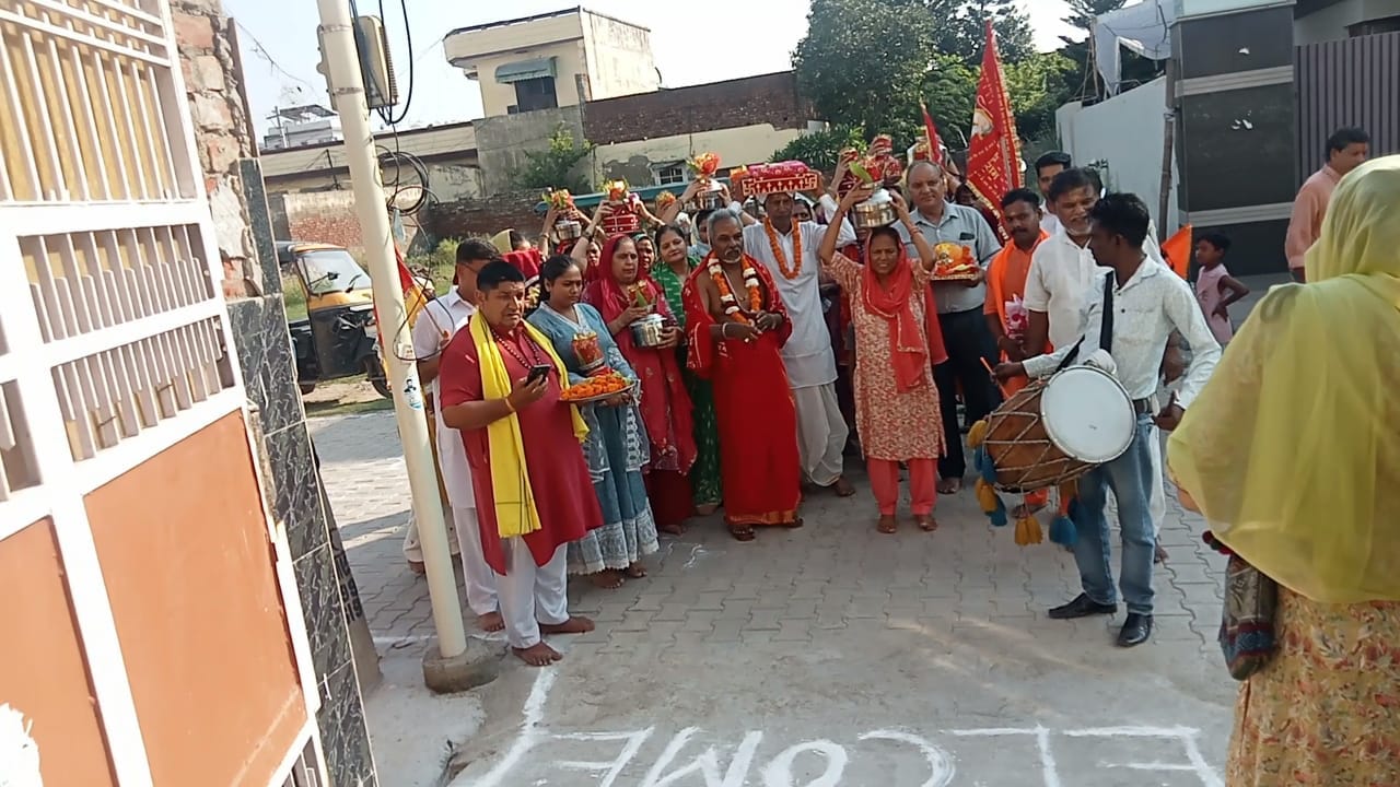 अंबाला सिटी के मोती नगर स्थित श्री कबीर आश्रम नगर खेड़ा सत्संग भवन में आयोजित कथा में हिस्सा ले