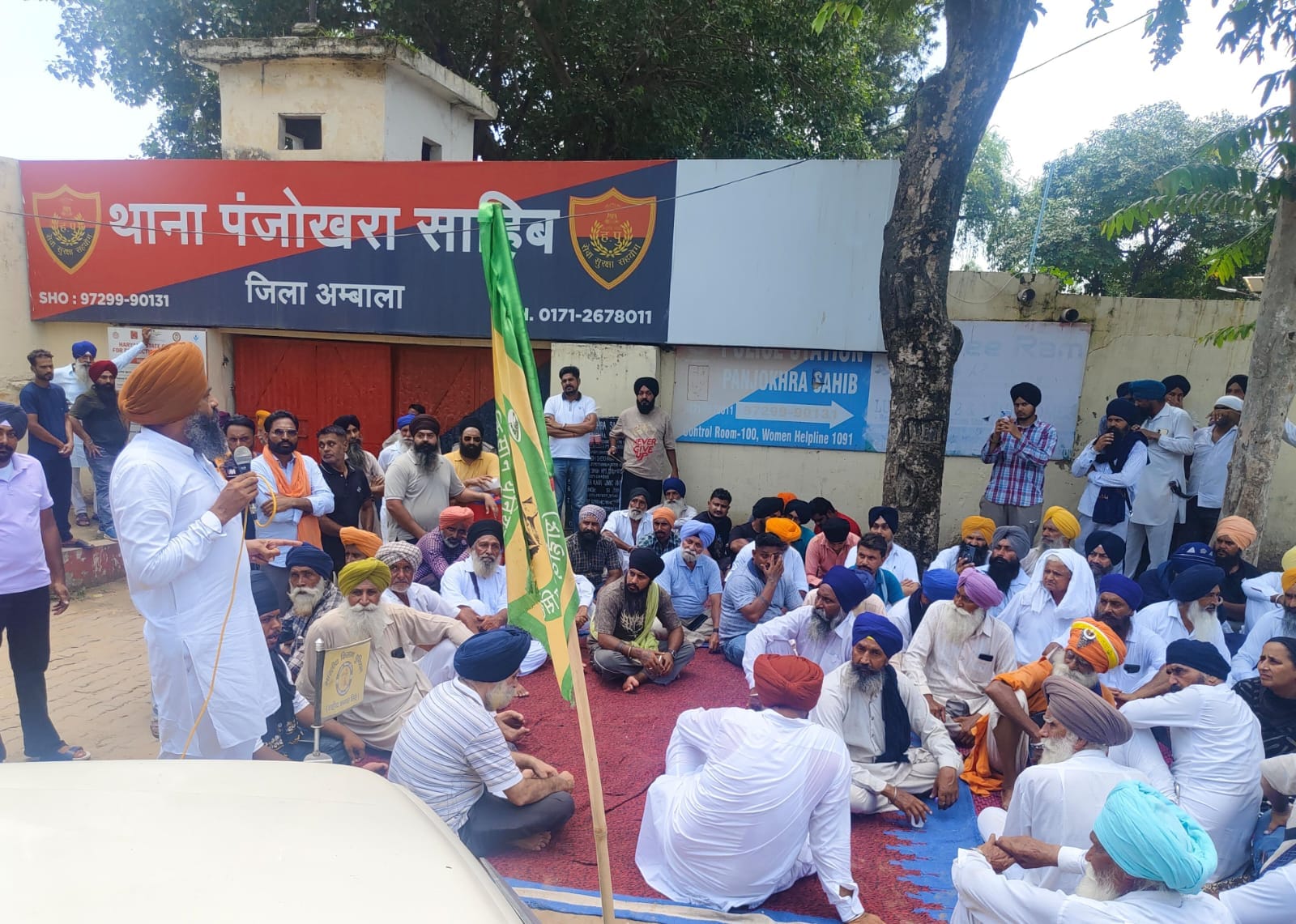 अंबाला सिटी में पंजोखरा थाना के बाहर हाईवे किनारे दरी बिछाकर बैठे सिख समाज के लोग व हाईवे पर लग