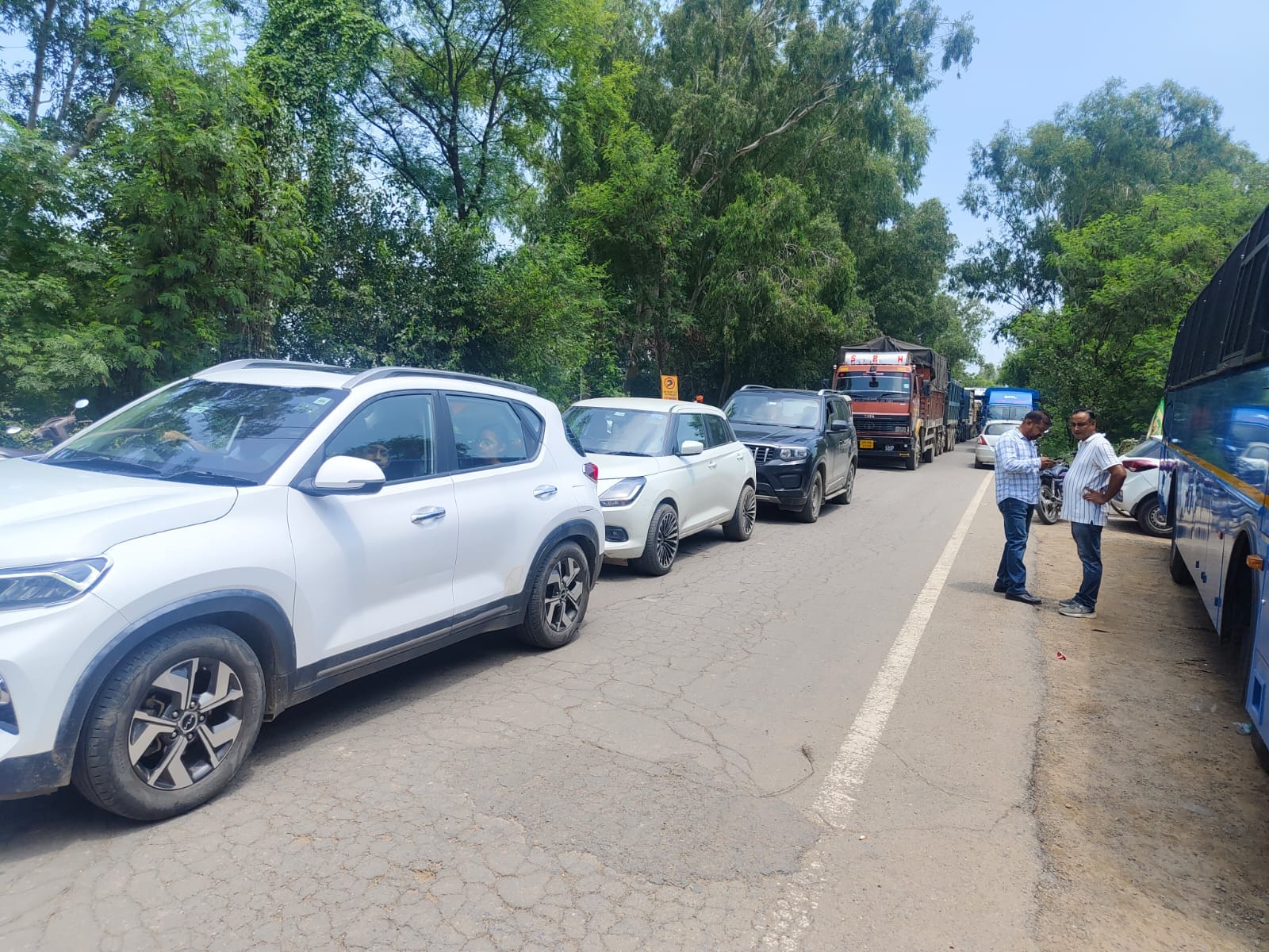 अंबाला सिटी में पंजोखरा थाना के बाहर हाईवे किनारे दरी बिछाकर बैठे सिख समाज के लोग व हाईवे पर लग