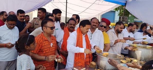 भंडारे में कांवड़ियों को सब्जी- पूडी और हलुवा बांटते देवनागरी कॉलेज के प्रबंधक। संवाद भंडारे में कांवड़ियों को सब्जी- पूडी और हलुवा बांटते देवनागरी कॉलेज के प्रबंधक। संवाद