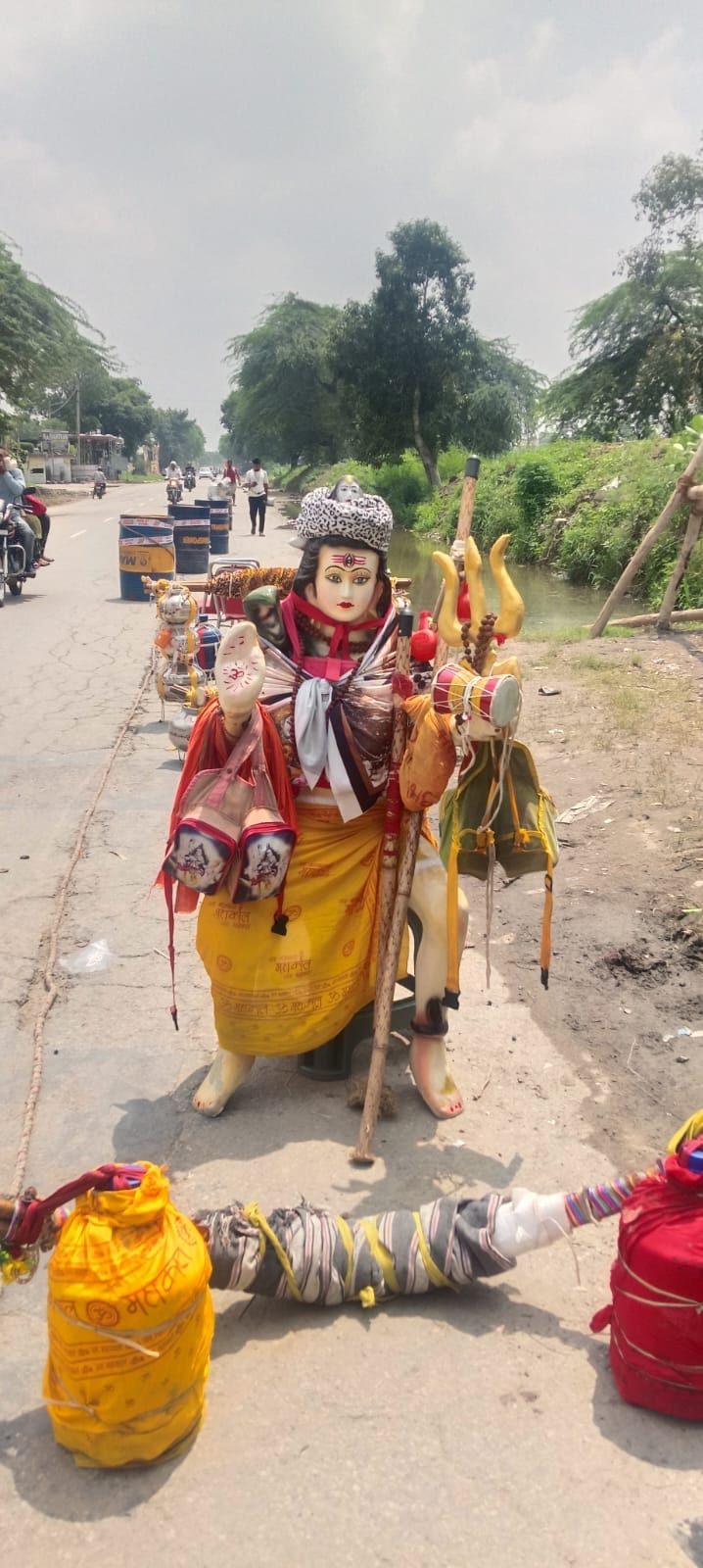 भगवान भोलेनाथ के स्वरूप को दरबार सहित रथ में लाते सफीदों वासी दीपक व उनके साथी।