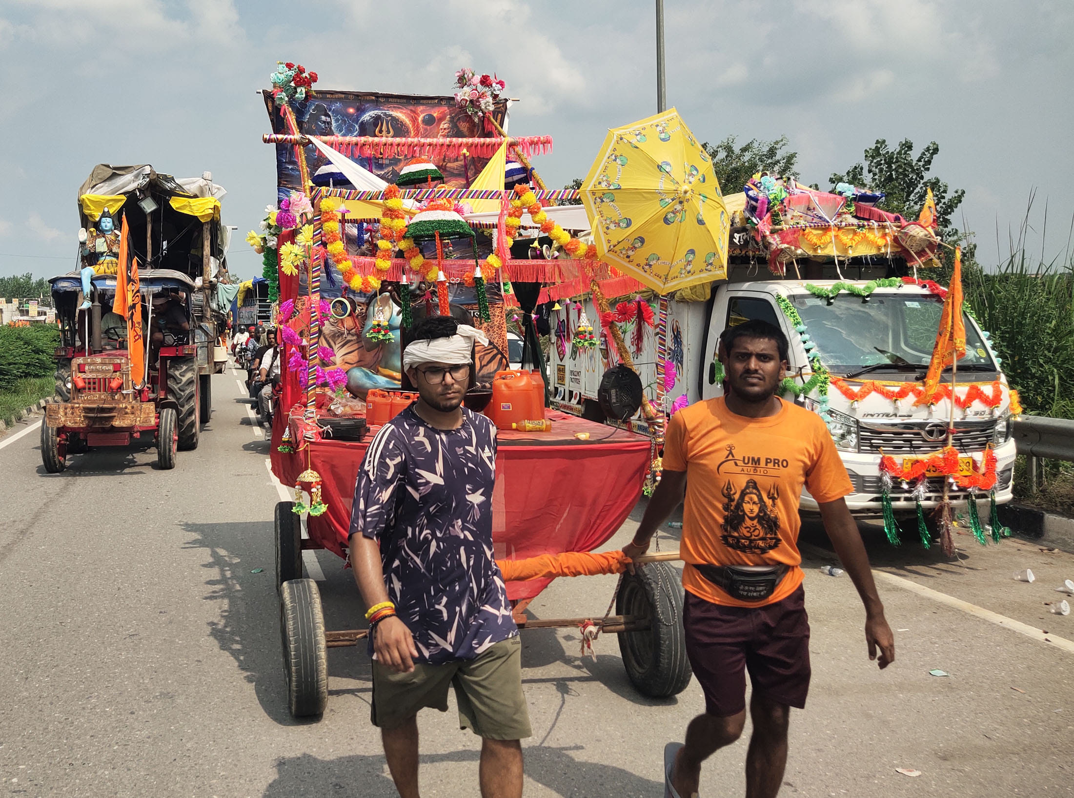 भगवान भोलेनाथ के स्वरूप को दरबार सहित रथ में लाते सफीदों वासी दीपक व उनके साथी।