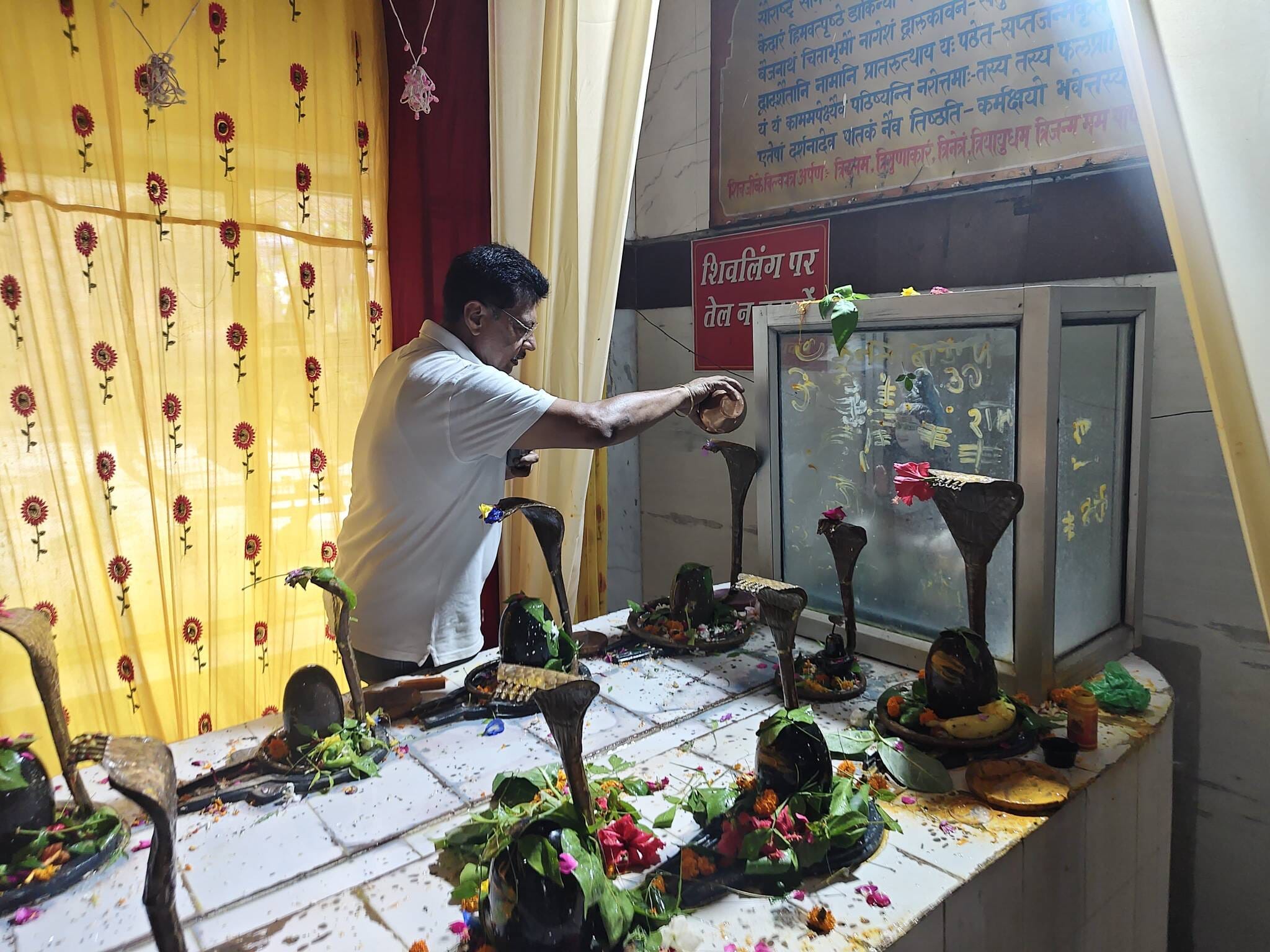 भगवान भोलेनाथ के स्वरूप को दरबार सहित रथ में लाते सफीदों वासी दीपक व उनके साथी।
