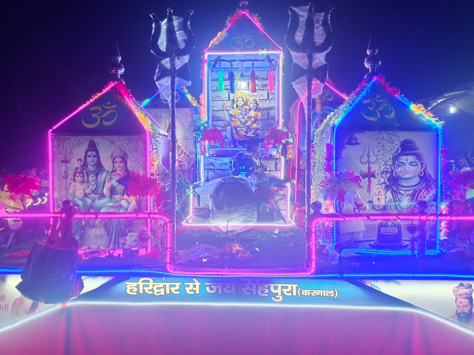 भगवान भोलेनाथ के स्वरूप को दरबार सहित रथ में लाते सफीदों वासी दीपक व उनके साथी।