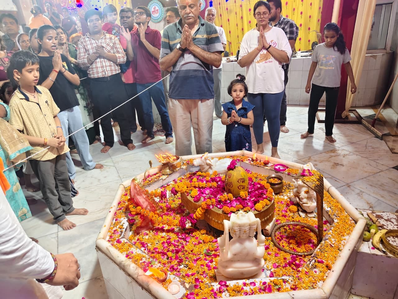 भगवान भोलेनाथ के स्वरूप को दरबार सहित रथ में लाते सफीदों वासी दीपक व उनके साथी।