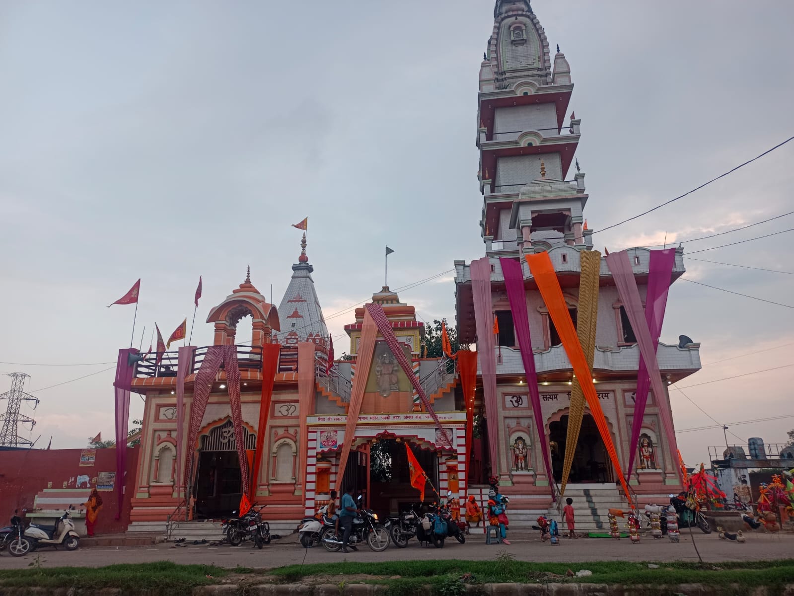 भगवान भोलेनाथ के स्वरूप को दरबार सहित रथ में लाते सफीदों वासी दीपक व उनके साथी।
