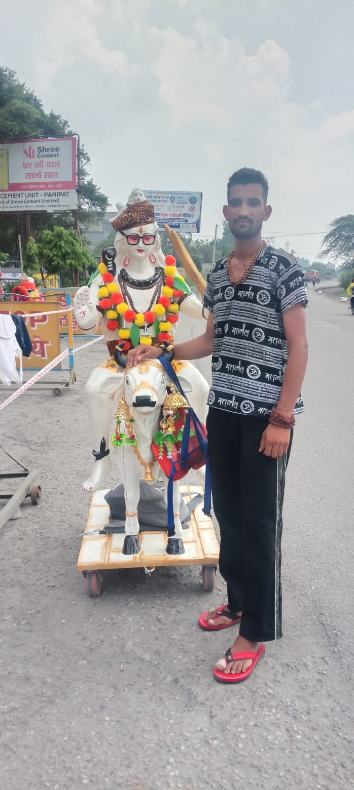 भगवान भोलेनाथ के स्वरूप को दरबार सहित रथ में लाते सफीदों वासी दीपक व उनके साथी।