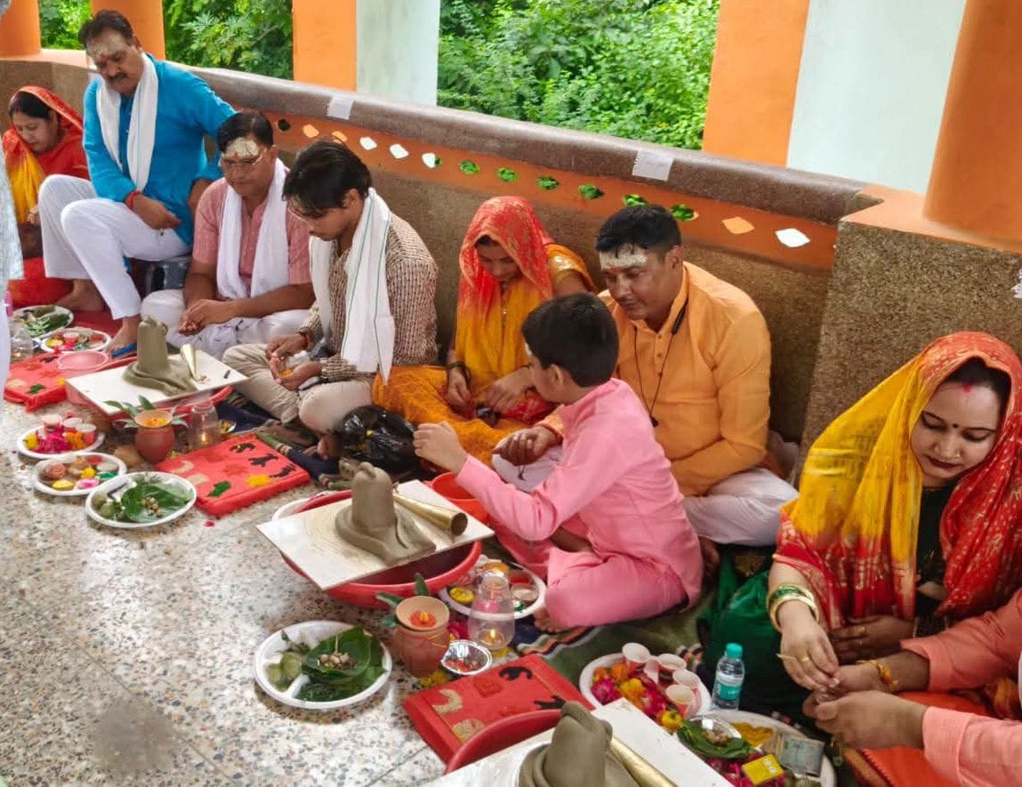 भोलेनाथ के दर्शन करते भक्त भोलेनाथ के दर्शन करते भक्त