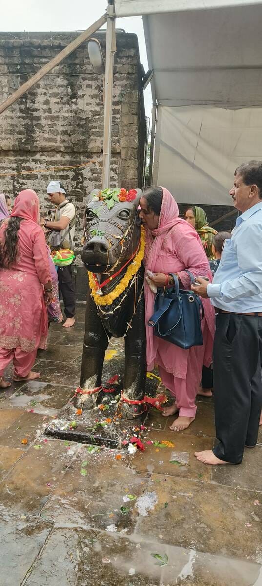 बैजनाथ के शिव मंदिर में सावन माह के चौथे सोमवार को उमड़ी भक्तों की भीड़। संवाद
