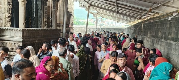 बैजनाथ के शिव मंदिर में सावन माह के चौथे सोमवार को उमड़ी भक्तों की भीड़। संवाद