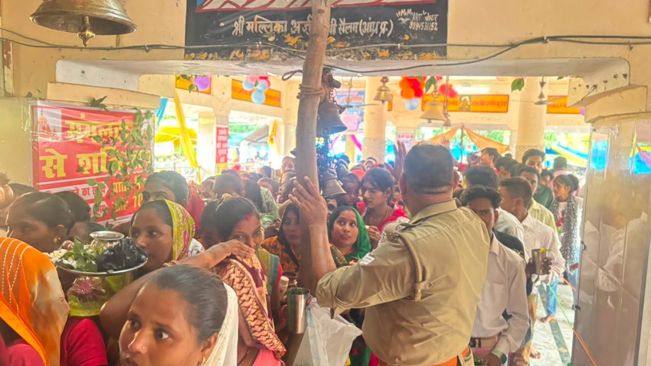 बरबर में बच्चों की कांवड़ यात्रा। संवाद