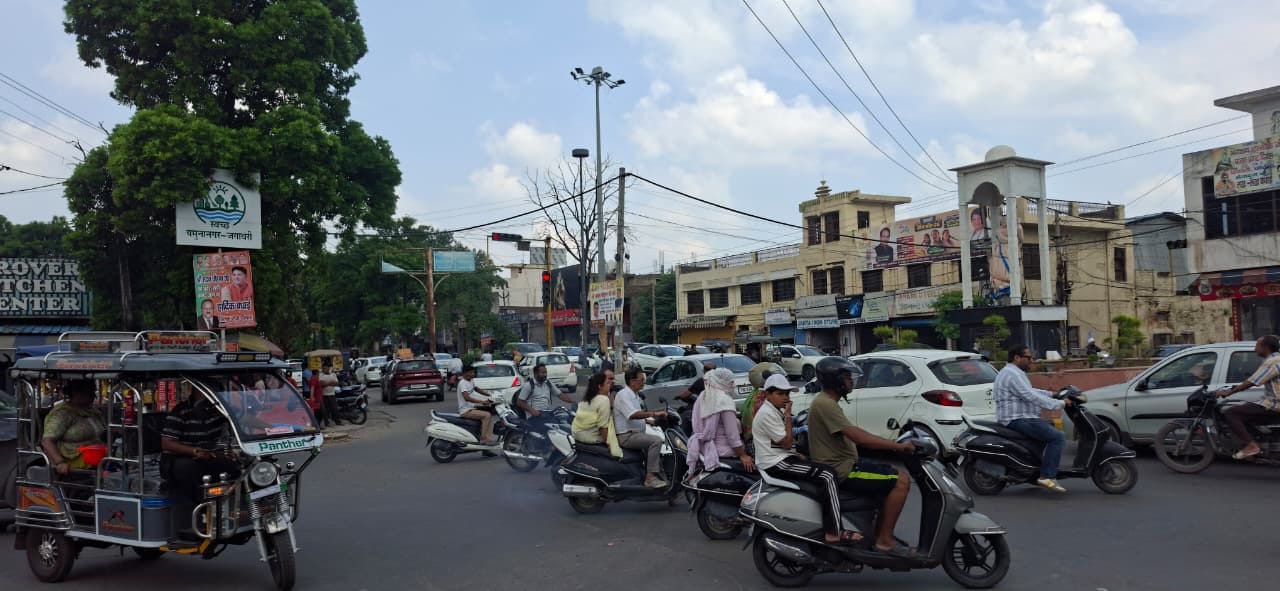 बारिश से बचने के लिए छतरी लेकर गोबिंदपुरी रोड से जाती युवती। संवाद बारिश से बचने के लिए छतरी लेकर गोबिंदपुरी रोड से जाती युवती। संवाद