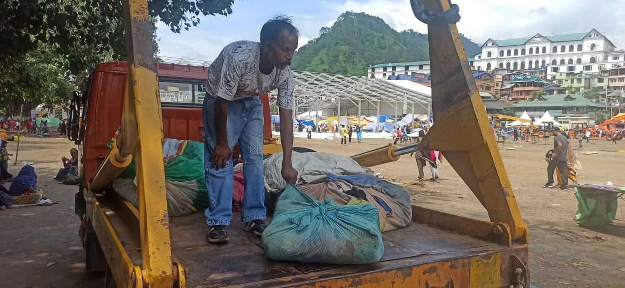 चंबा चौगान में मेले के बाद  बिखरा पड़ा प्लास्टिक और कूड़ा।संवाद