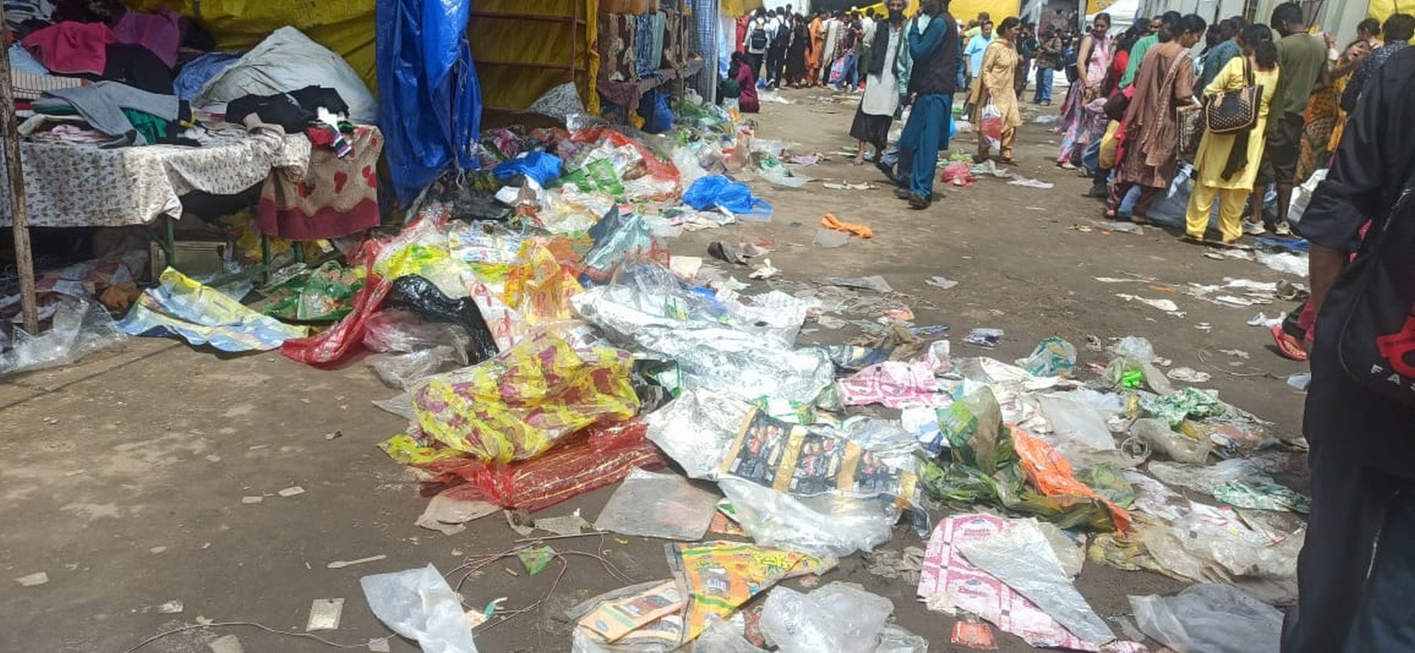 चंबा चौगान में मेले के बाद  बिखरा पड़ा प्लास्टिक और कूड़ा।संवाद