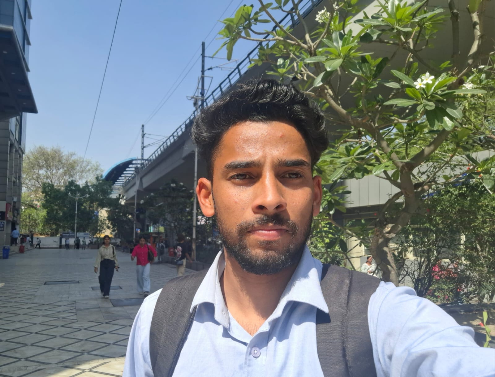 चहारदीवारी के अभाव में लगदेवी-चौरी मार्ग में जलस्त्रोत। संवाद