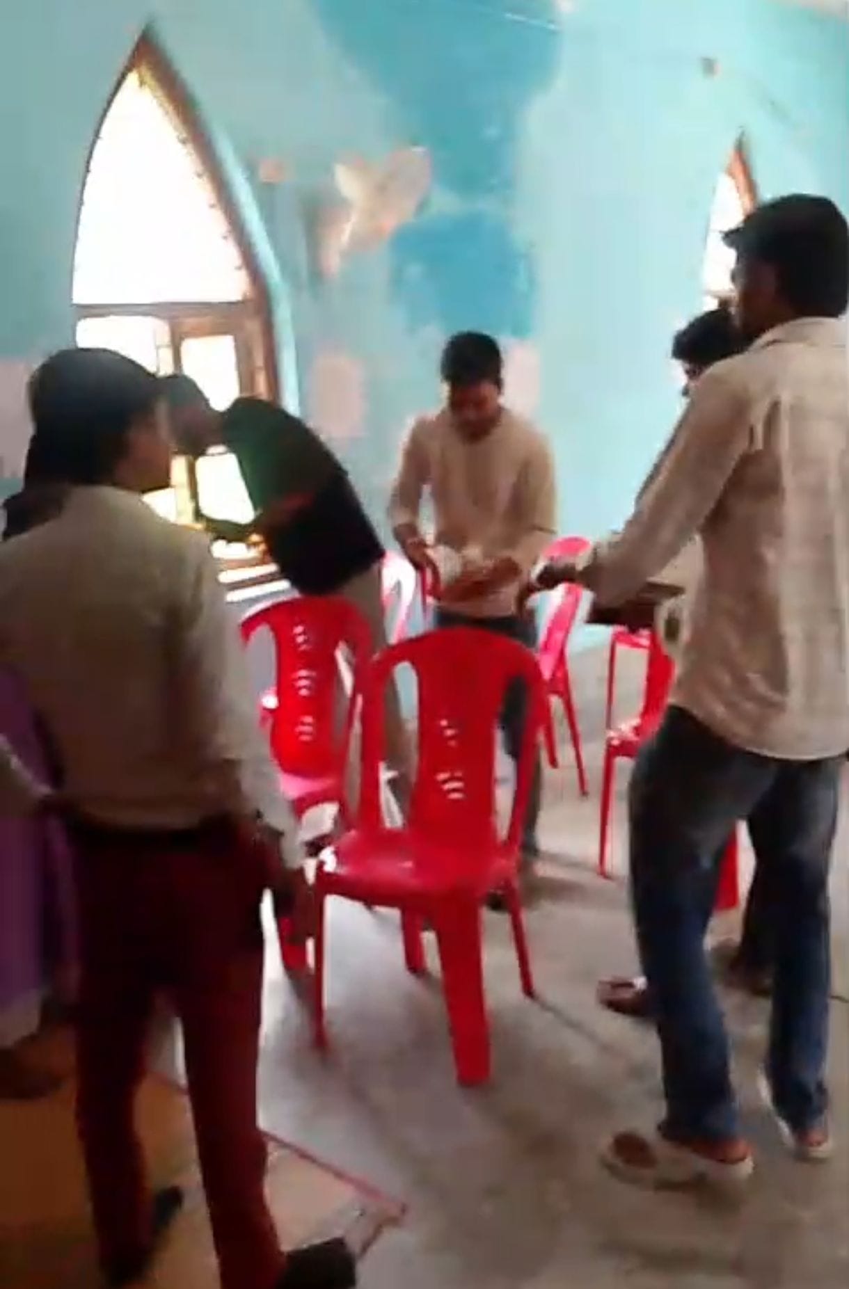 चर्च में पहुंचे हिंदू संगाठनों के कार्यकर्ता। 