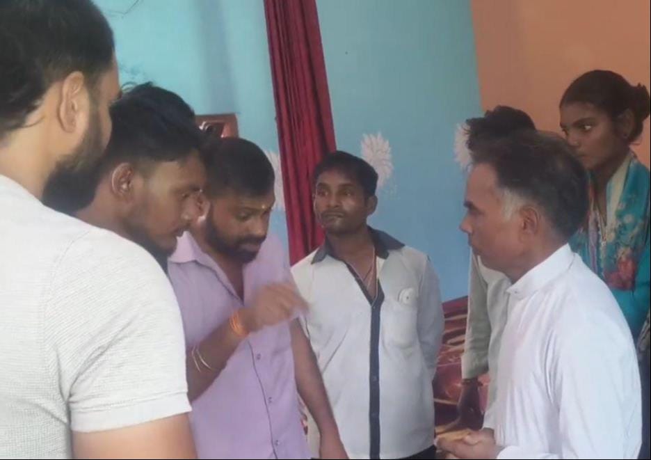 चर्च में पहुंचे हिंदू संगाठनों के कार्यकर्ता। 