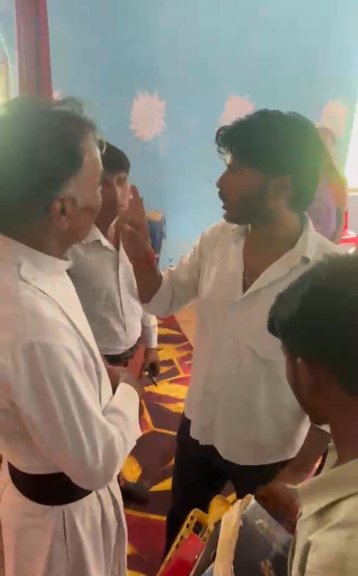 चर्च में पहुंचे हिंदू संगाठनों के कार्यकर्ता। 