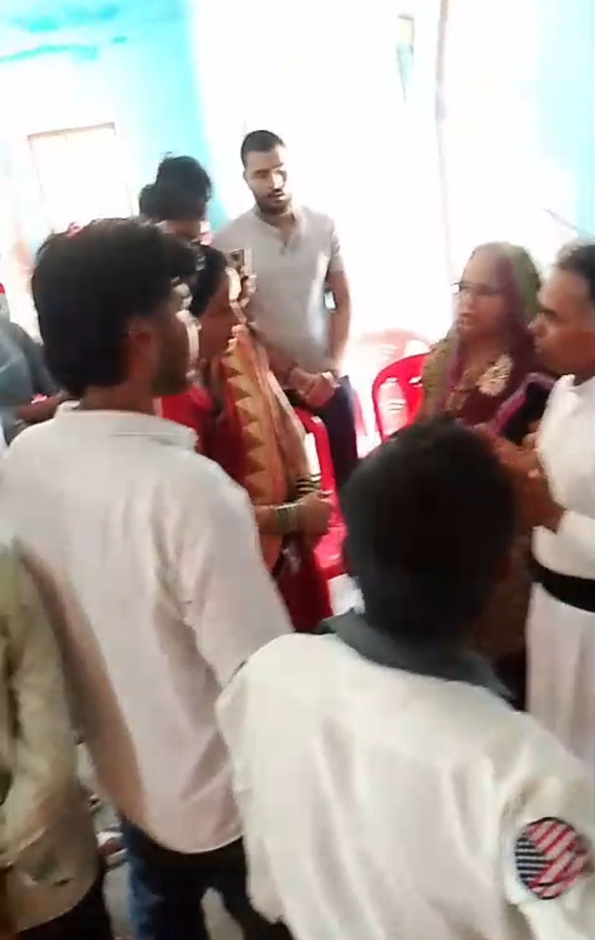 चर्च में पहुंचे हिंदू संगाठनों के कार्यकर्ता। 