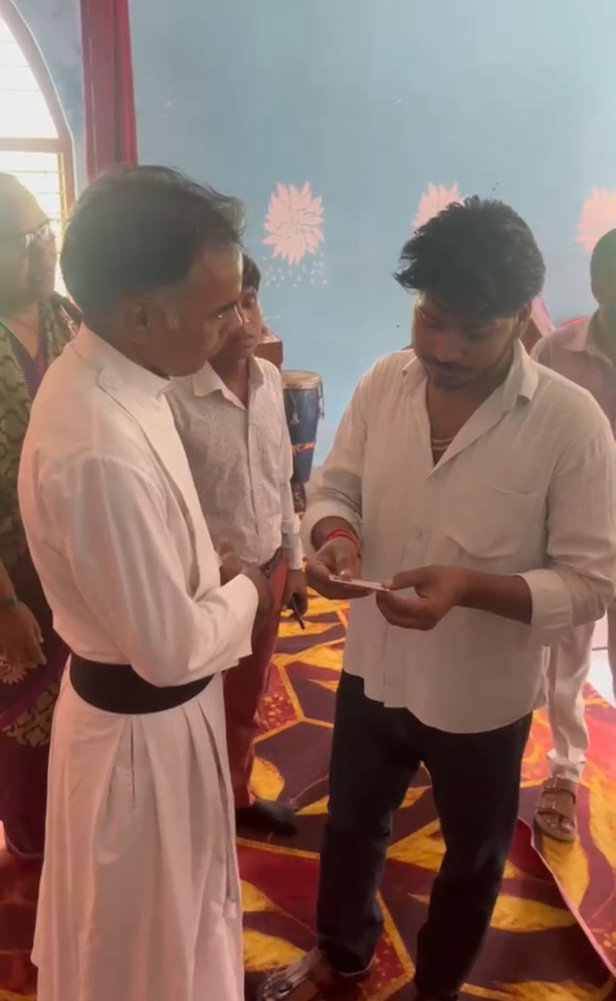 चर्च में पहुंचे हिंदू संगाठनों के कार्यकर्ता। 