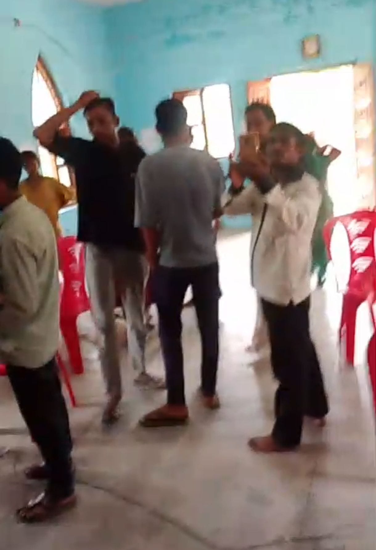 चर्च में पहुंचे हिंदू संगाठनों के कार्यकर्ता। 