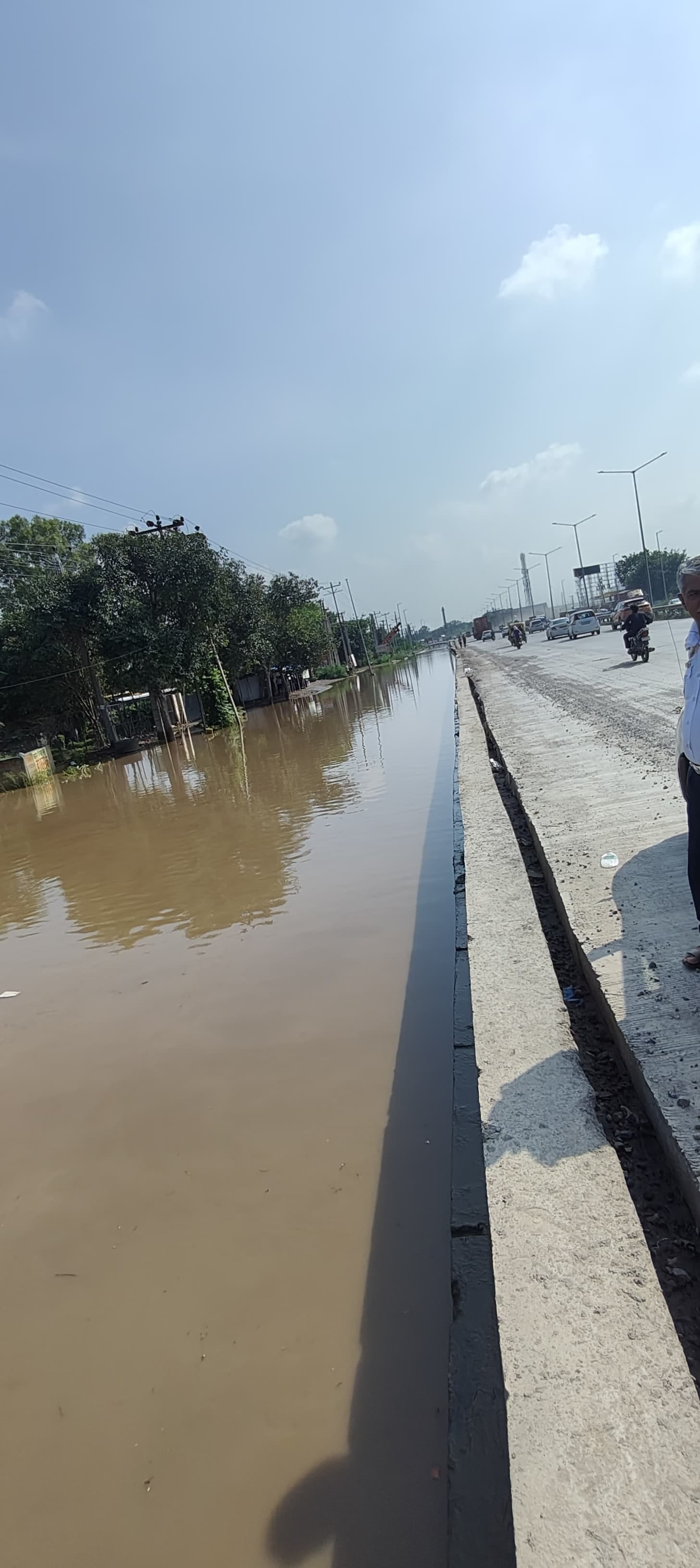 एनएच-48 की सर्विस रोड पर जलभराव होने की वजह से फंसा वाहन। संवाद 