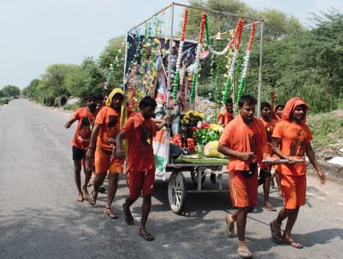 फरीदाबाद खेड़ी पुल के पास कांवड़ शिविर में शिव भोले के गानों पर नाचते कांवड़िया। फोटो जोगेंद्