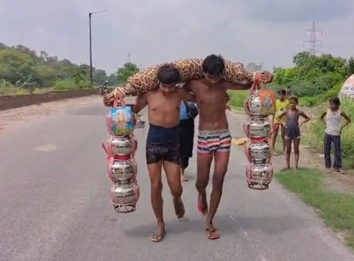 फरीदाबाद खेड़ी पुल के पास कांवड़ शिविर में शिव भोले के गानों पर नाचते कांवड़िया। फोटो जोगेंद्