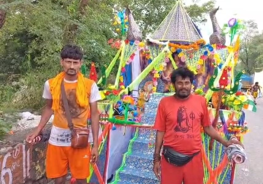 फरीदाबाद खेड़ी पुल के पास कांवड़ शिविर में शिव भोले के गानों पर नाचते कांवड़िया। फोटो जोगेंद्