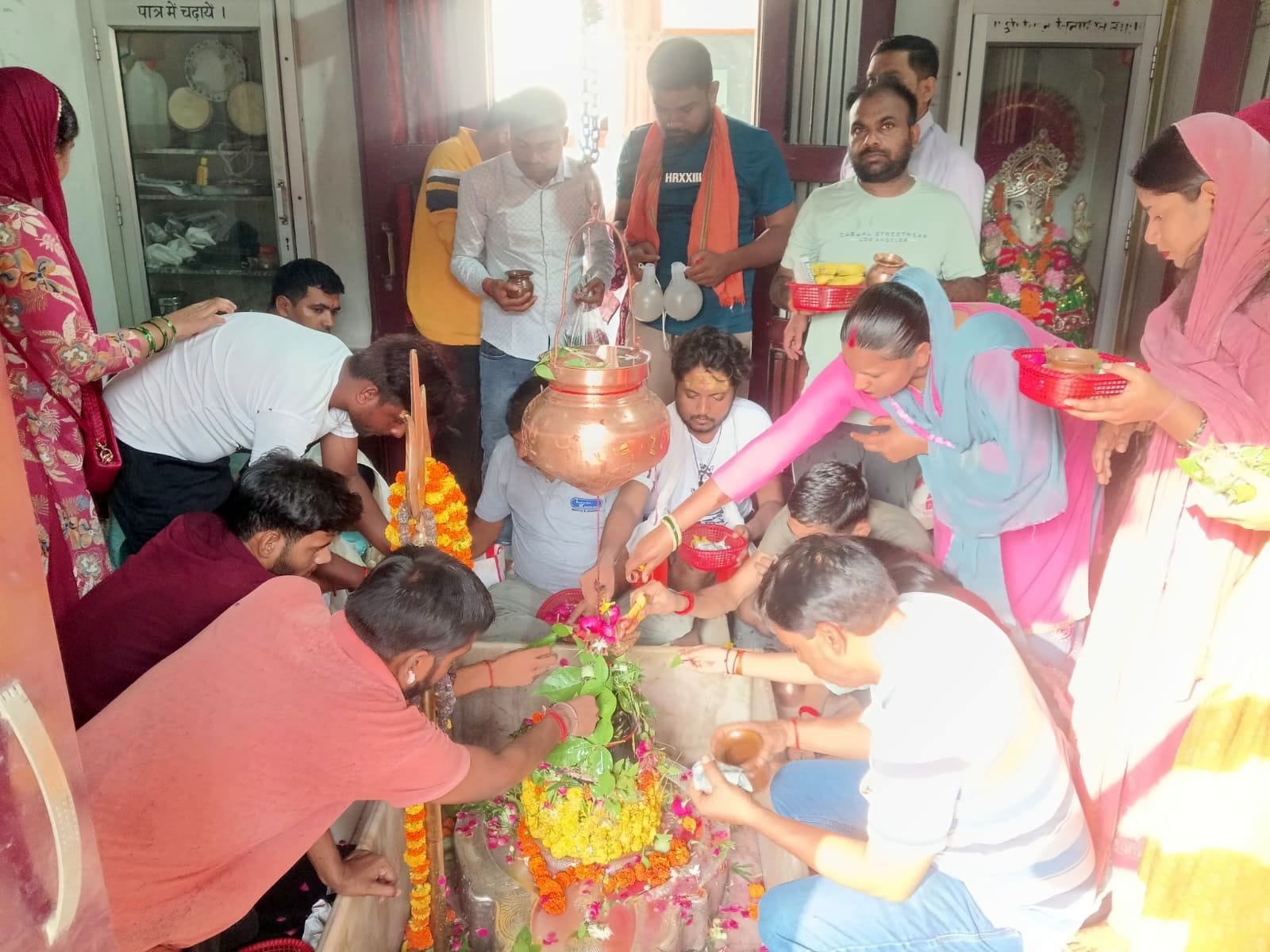 फोटो-01- शिव भोले मंदिर में पूजन करते श्रद्धालु। संवाद